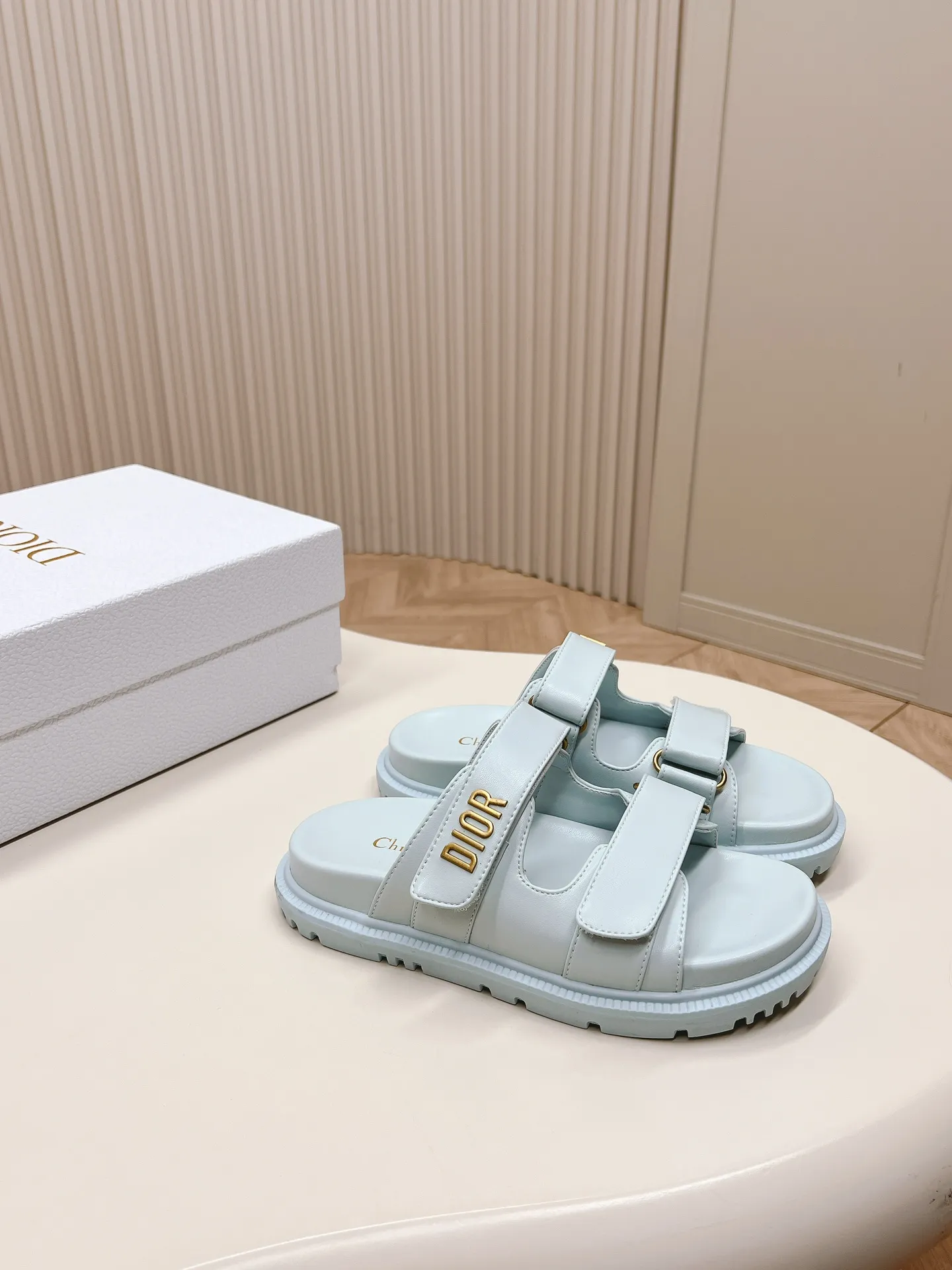 👟👟Ex-factory price 460👟👟 DIOR classic sandals This mixed sheepskin DiorAct sandal is fashionable. Paired with an insole that fits the shape of your foot, it's made of exceptionally lightweight and comfortable leather. The upper straps are fastened with Velcro and are decorated with a gold-finish metal "Dior" logo, which complements the style design. These sandals add a modern edge to any look.  🌟Fabric: Imported mixed sheepskin 🌟Lining: Imported sheepskin 🌟Outsole: TPU original outsole 🌟Code number: 35-42 (41 42 customized, non-returnable)